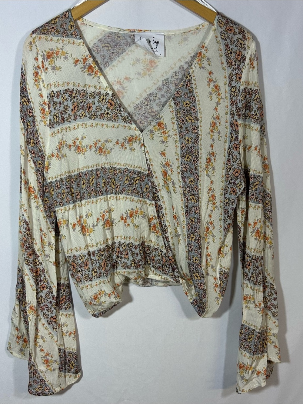 Sadie and Sage Large bell sleeve floral BoHo festival top Blouse V-neck